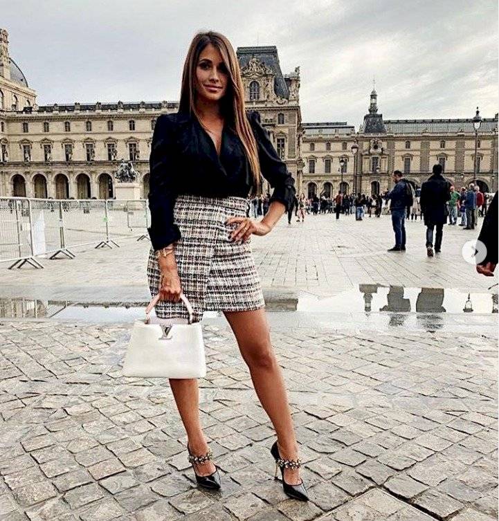 Antonela Roccuzzo espectacular minifalda