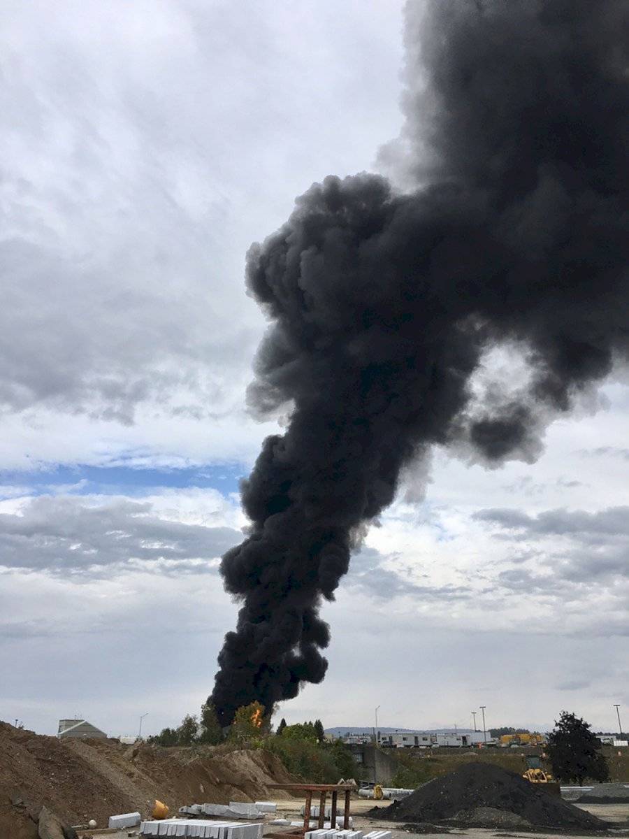 Incendio tras la caída del avión de la Segunda Guerra Mundial