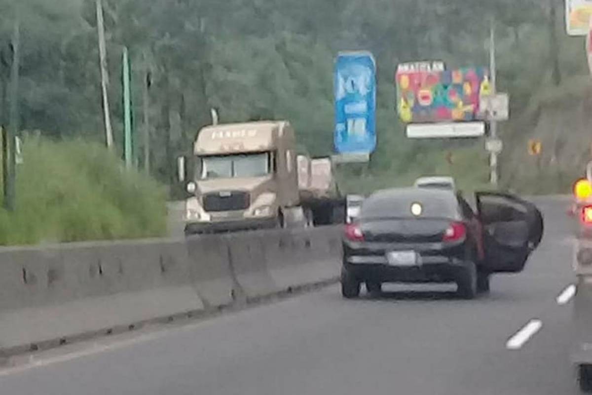 Conductor maneja varios kilómetros con la puerta trasera del carro