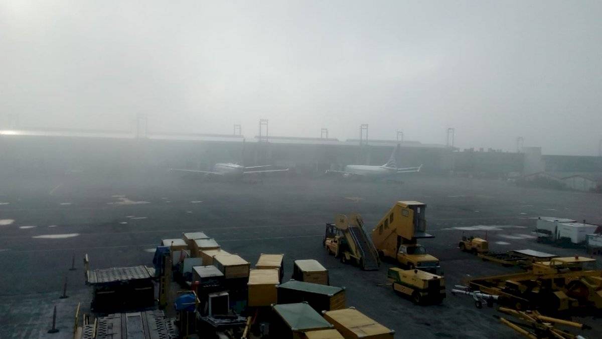 Suspenden operaciones en aeropuerto La Aurora por presencia de neblina