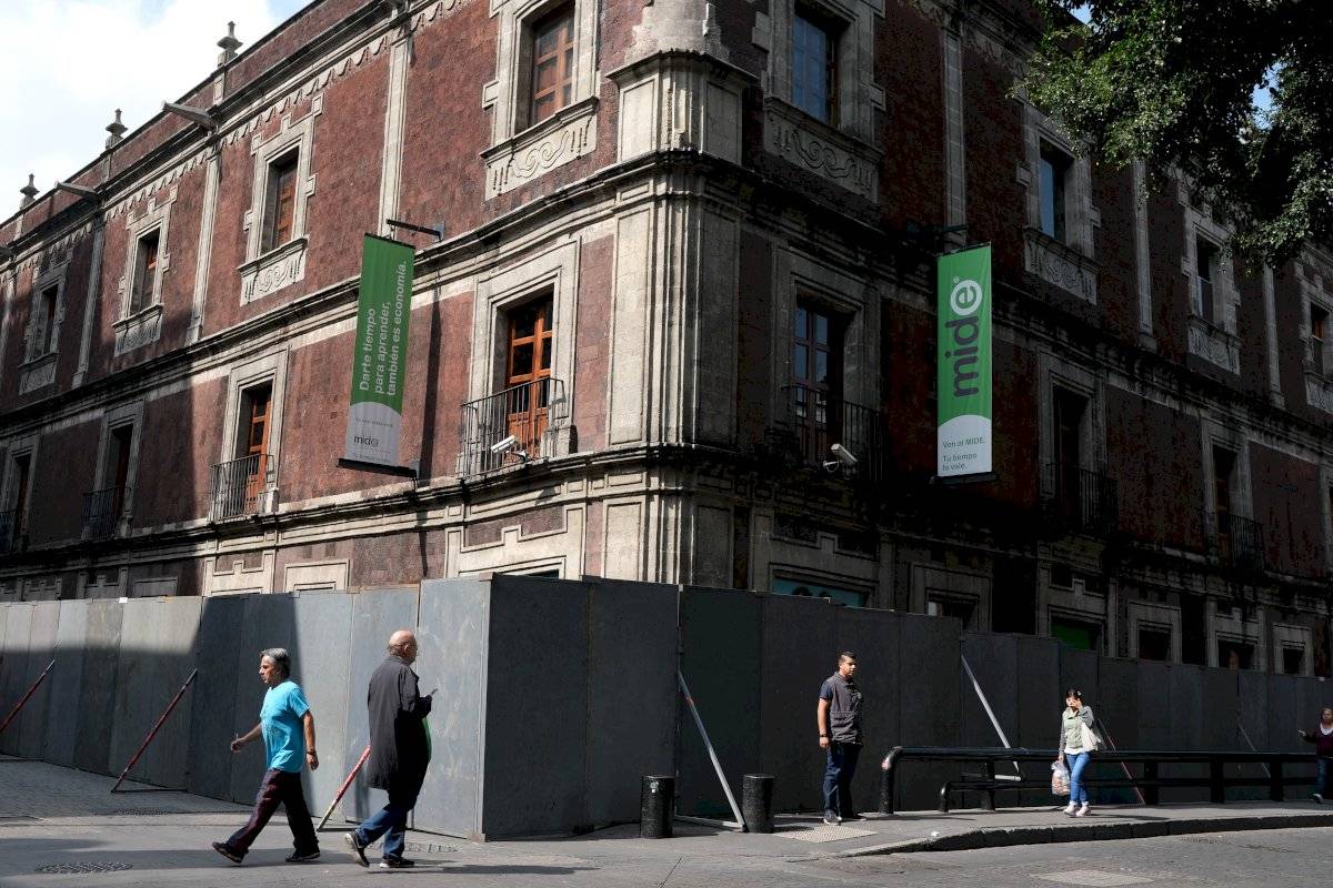 Protegen edificios por marcha