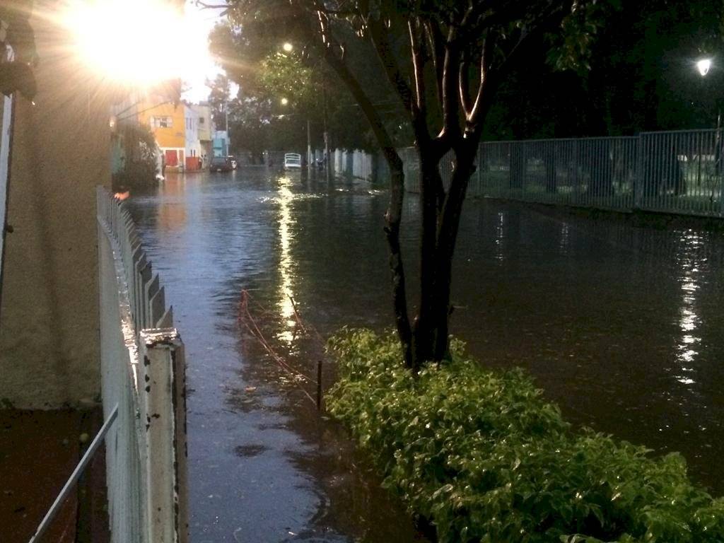 Inundaciones en la ZMG a causa de fuerte tormenta vespertina
