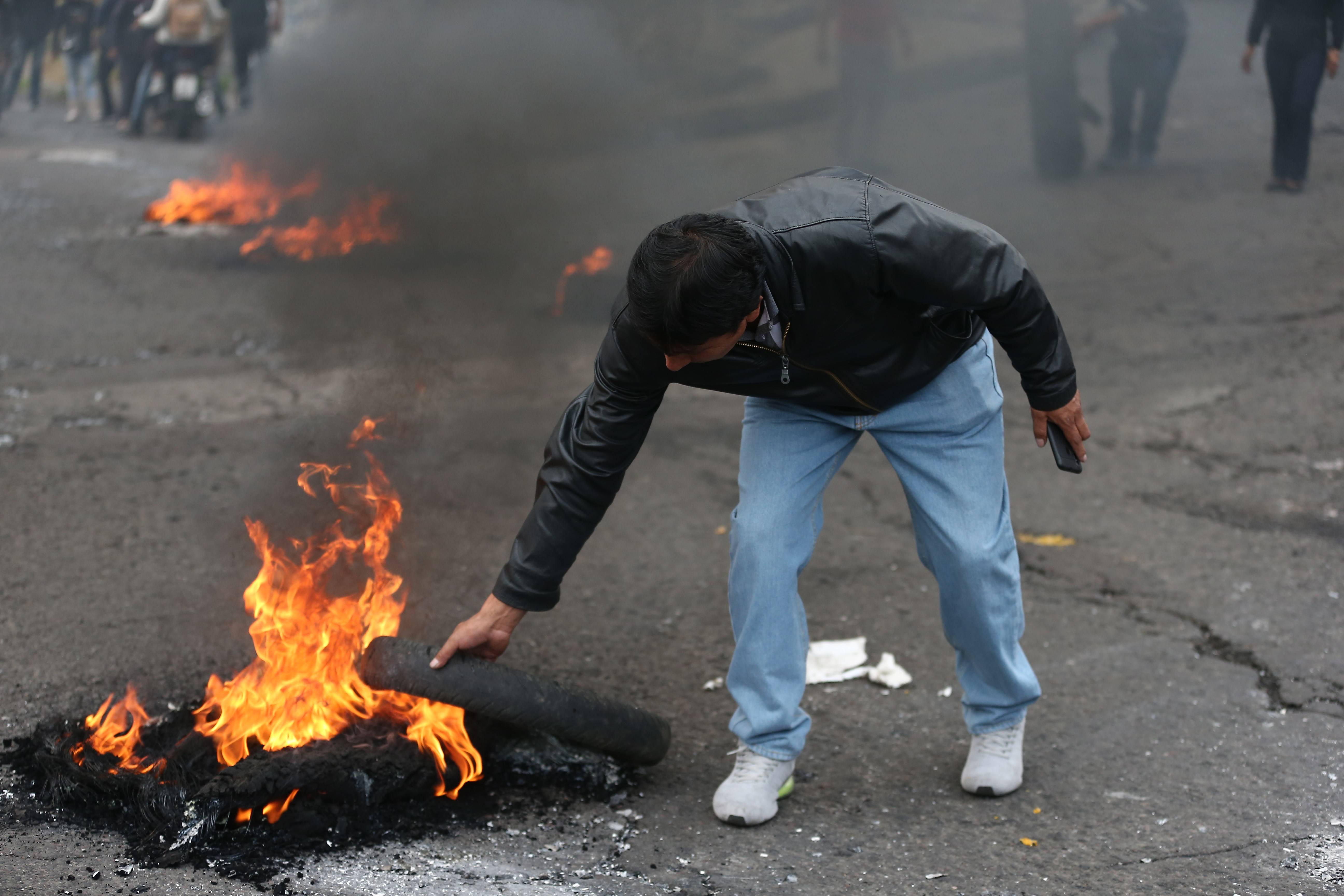 Manifestantes se enfrentan con la Policía durante una jornada de protesta contra las medidas económicas del Gobierno del presidente Lenín Moreno