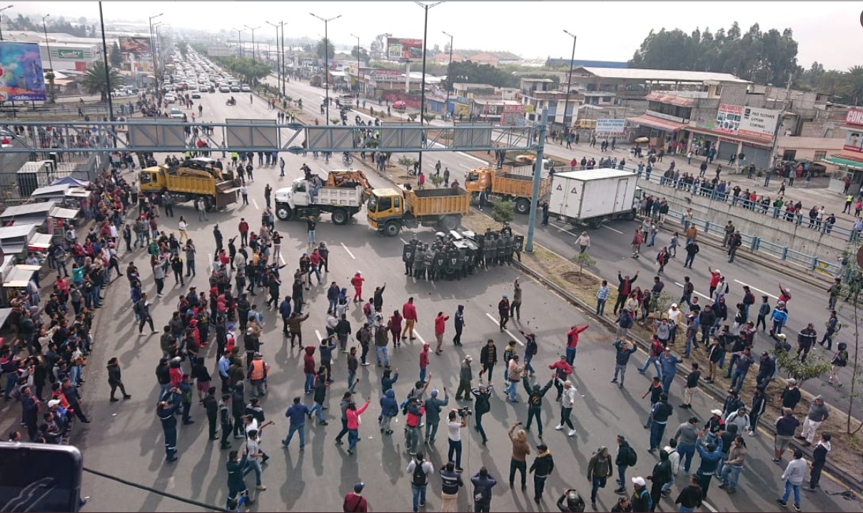 La entrada a Carapungo se encuentra bloqueada debido a protestas