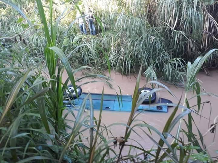 Ocupantes de vehículo caen a río al intentar escapar de la policía en Jalapa