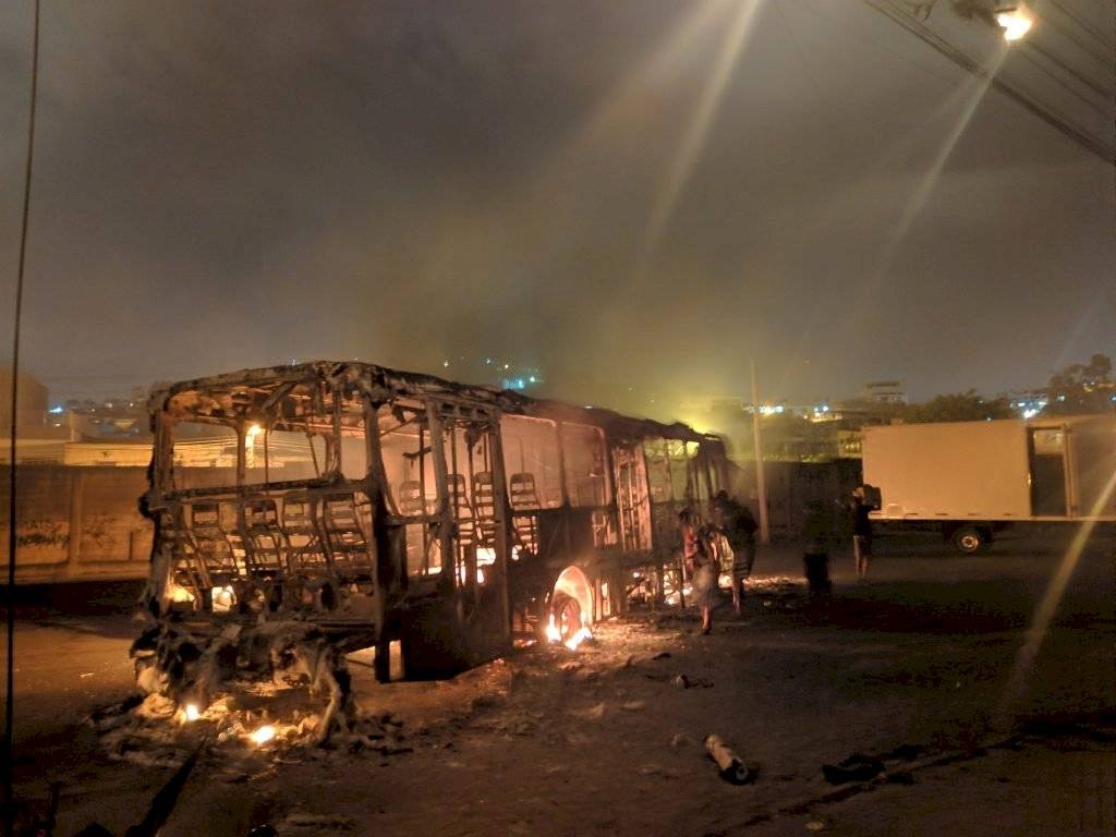 Ônibus incendiado em Costa Barros, Rio de Janeiro