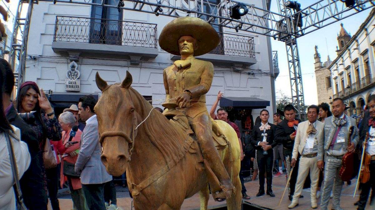 Develan escultura en honor a Vicente Fernández en Guadalajara