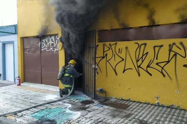 Incendio destruye negocio de piñatas y dulces en San Andrés, Guadalajara