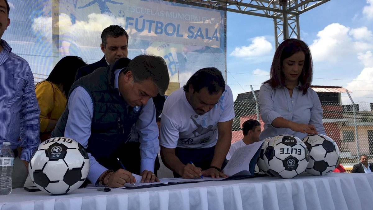 Firma del acuerdo entre Edwin Escobar y Carlos Ruiz