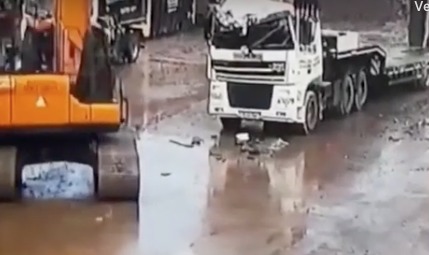 Vengativo trabajador destruyó el lujoso carro de su jefe con una excavadora