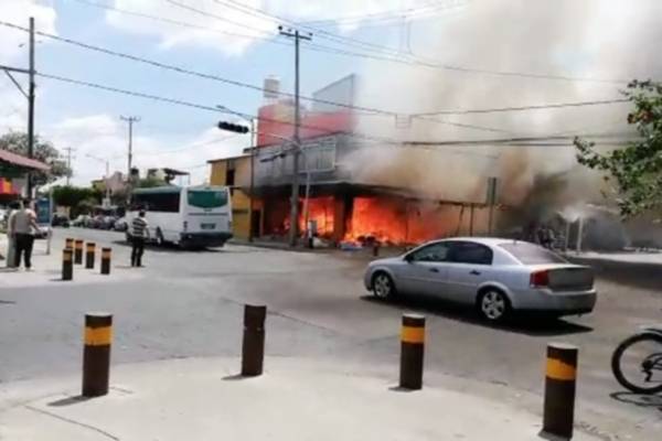 Incendio destruye negocio de piñatas y dulces en San Andrés, Guadalajara