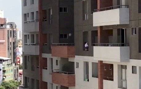 La peligrosa maniobra que mujer realiza desde un piso 11 para limpiar su ventana