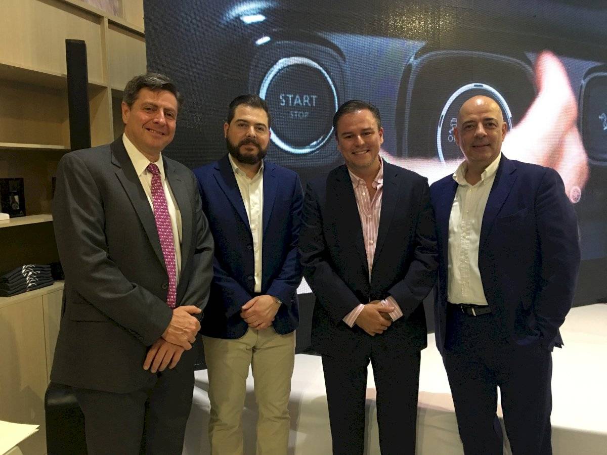 Durante la inauguración de la nueva sala de ventas también se presentaron los modelos de automóviles: C3 El nuevo C3 está propulsado por motores eficientes y económicos de última generación PureTech y BlueHDi. Está disponible con una caja de cambios ma