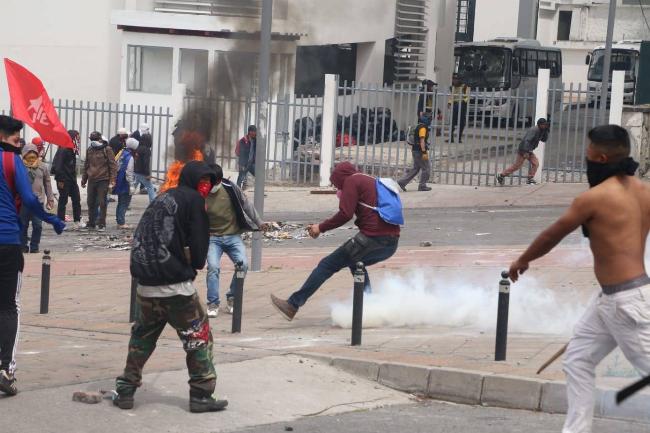 Protestas en Ecuador: Enfrentamientos en los exteriores de la Asamblea Nacional