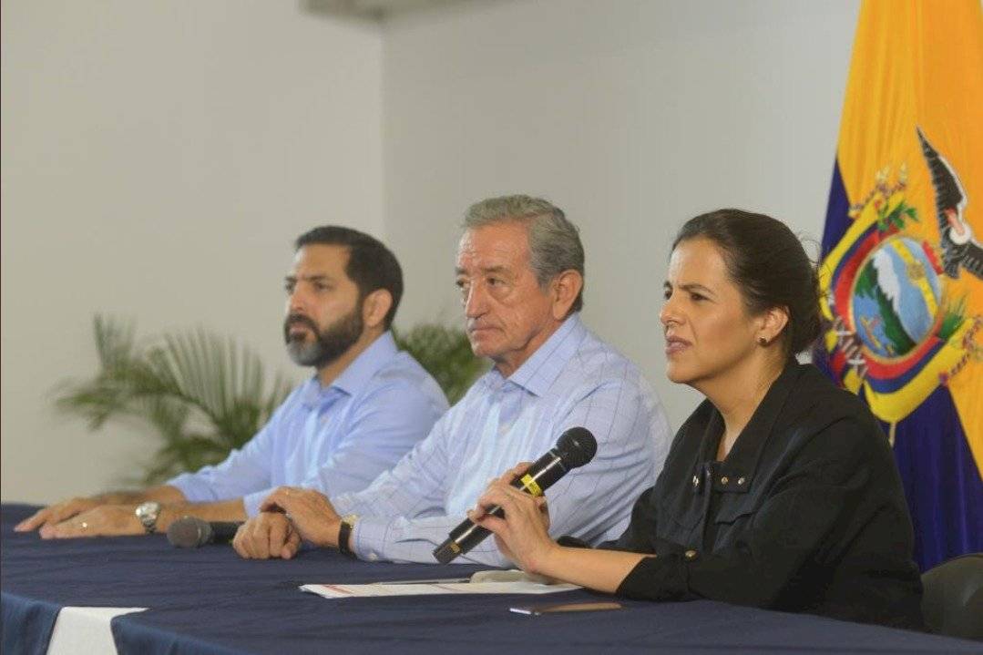 Romo junto al ministro de defensa Jarrín