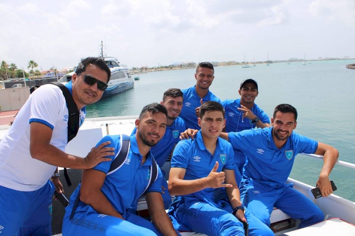 Selección nacional en su arribo a Anguila