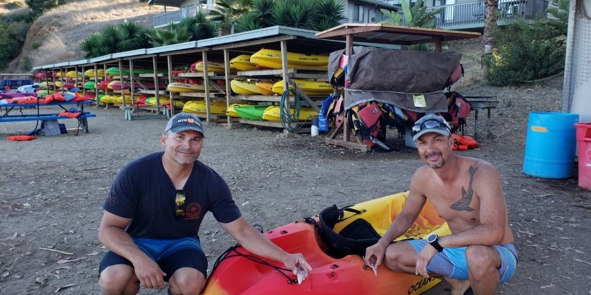 Tiburón blanco mordió su kayak y le dejó dos dientes de regalo