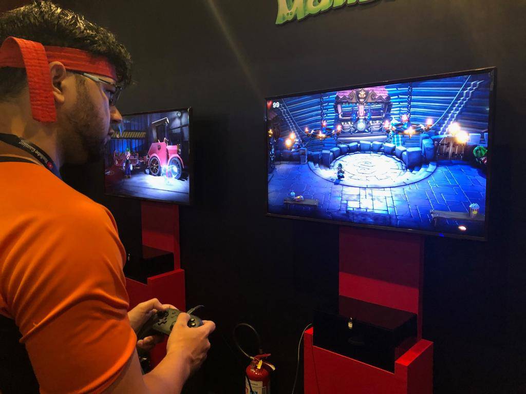 Luigi's Mansion 3 na BGS 2019 Jogador testa Luigi's Mansion 3 no estande da Nintendo na BGS 2019