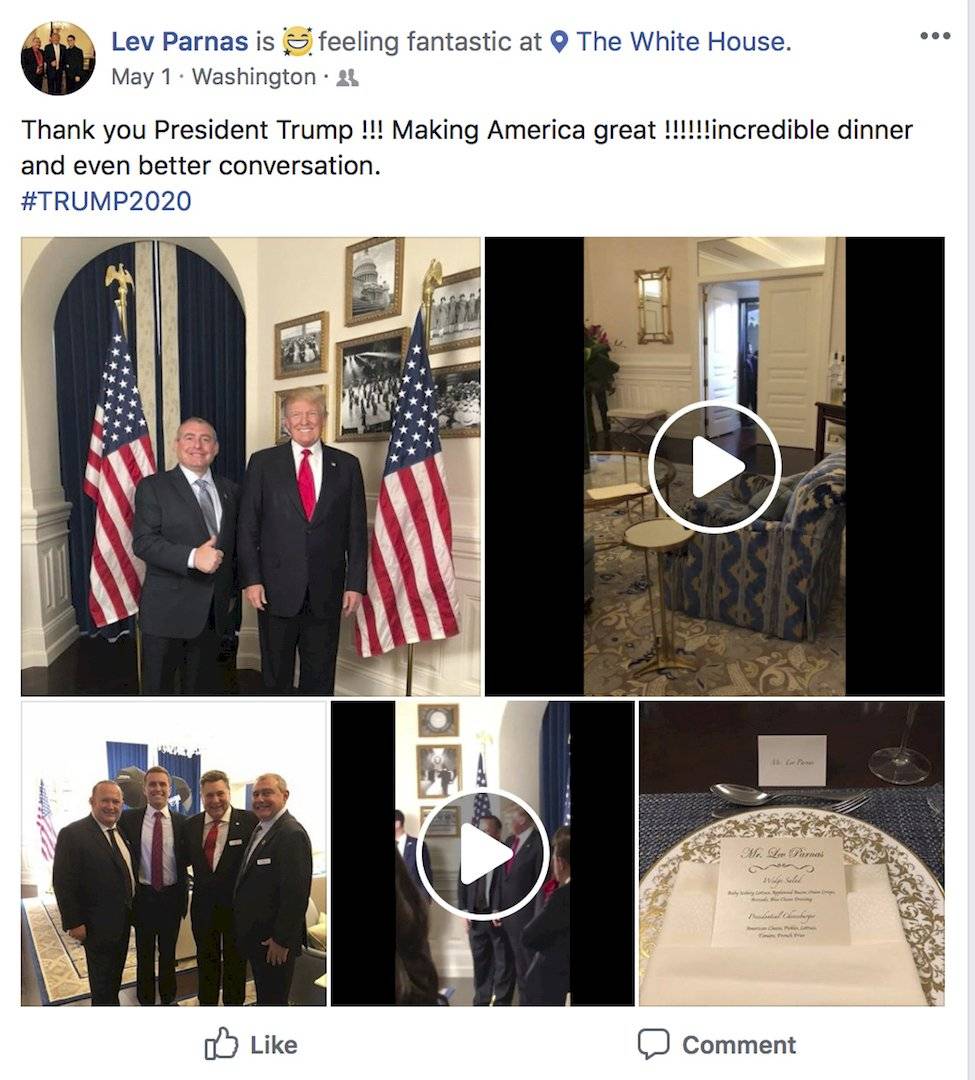 La imagen tomada de Facebook propocionada por el organismo Campaign Legal Center muestra al presidente Donald Trump parado al lado del empresario Lev Parnas, fotografía superior izquierda, en la Casa Blanca, en Washington