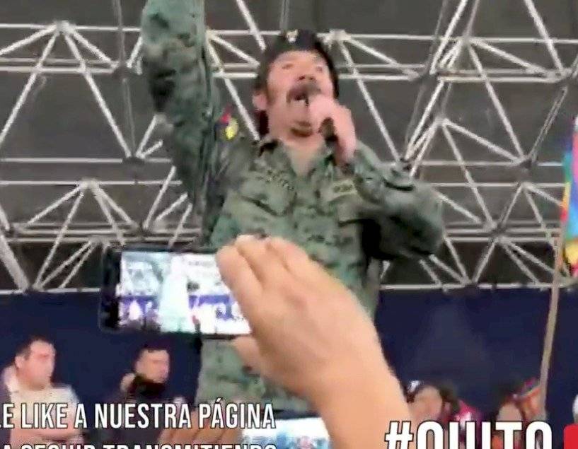 Ciudadano vestido de militar