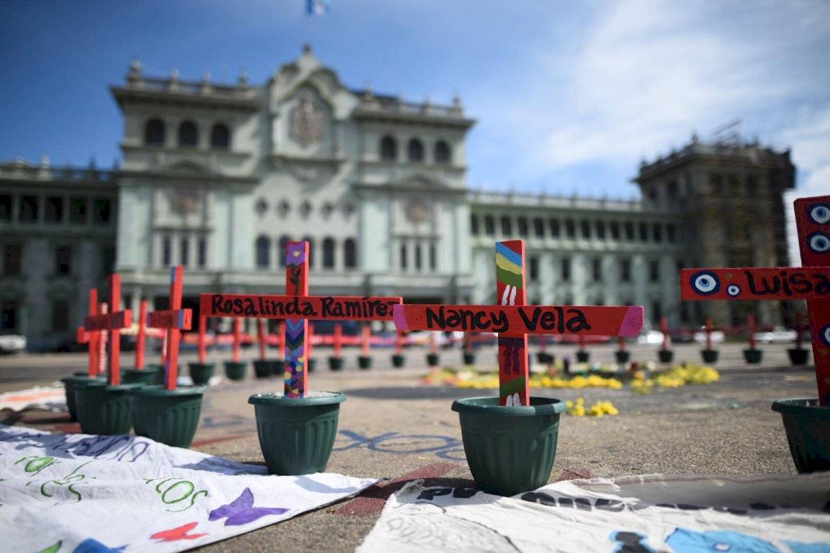 cruces en plaza de la Constitución para víctimas del incendio en el Hogar Seguro