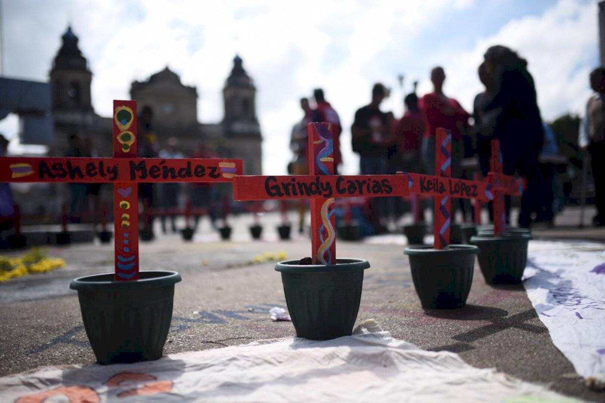 cruces en plaza de la Constitución para víctimas del incendio en el Hogar Seguro