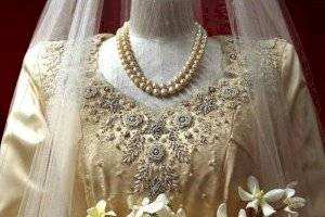 Lo compró con cupones: la historia del vestido de novia de la Reina Isabel II