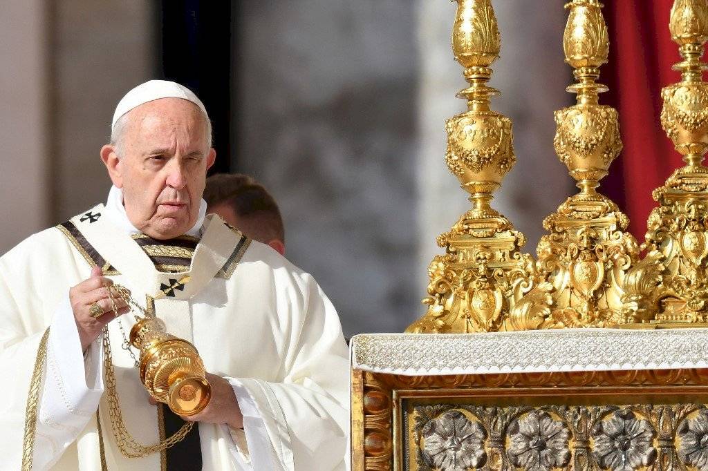 ¿Papa Francisco bendice a "santos" equivocados?
