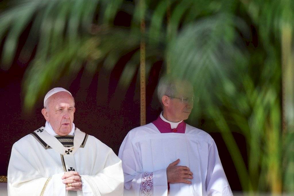 ¿Papa Francisco bendice a "santos" equivocados?