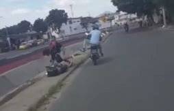 Indignación por motociclista que patea y empuja a reciclador hacia un canal