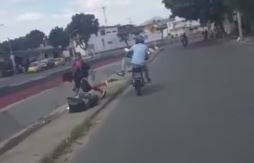 Indignación por motociclista que patea y empuja a reciclador hacia un canal