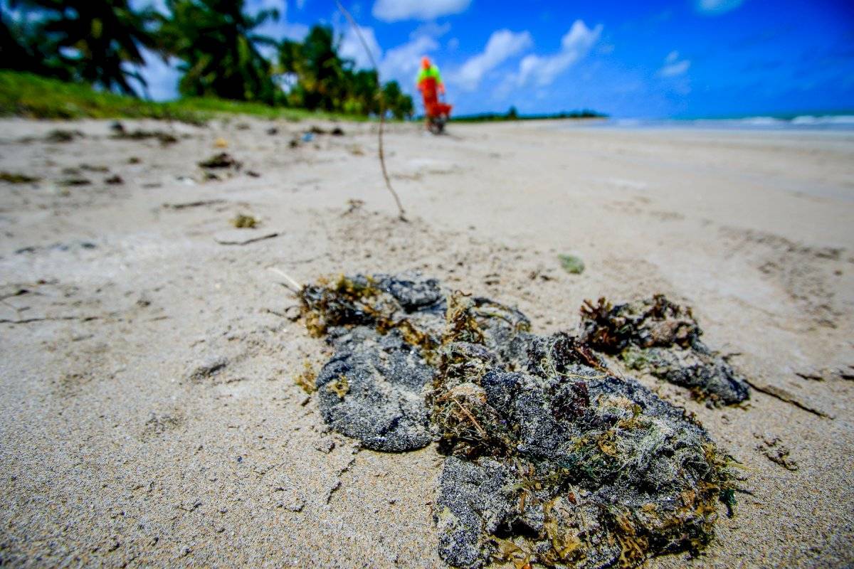 Pedaços de óleo na praia de Ipioca, em Maceió (AL)