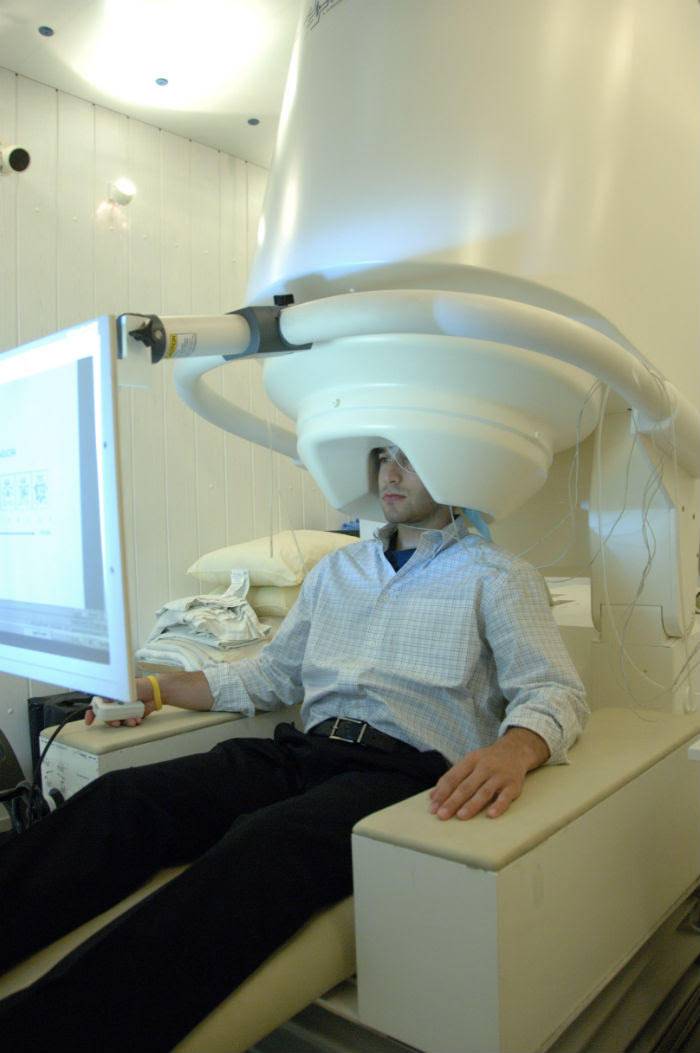 Física chilena lidera estudio que busca nuevas formas en que se propaga la energía