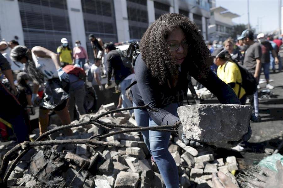 Comienza la limpieza de escombros en Quito tras el acuerdo entre Gobierno e indígenas