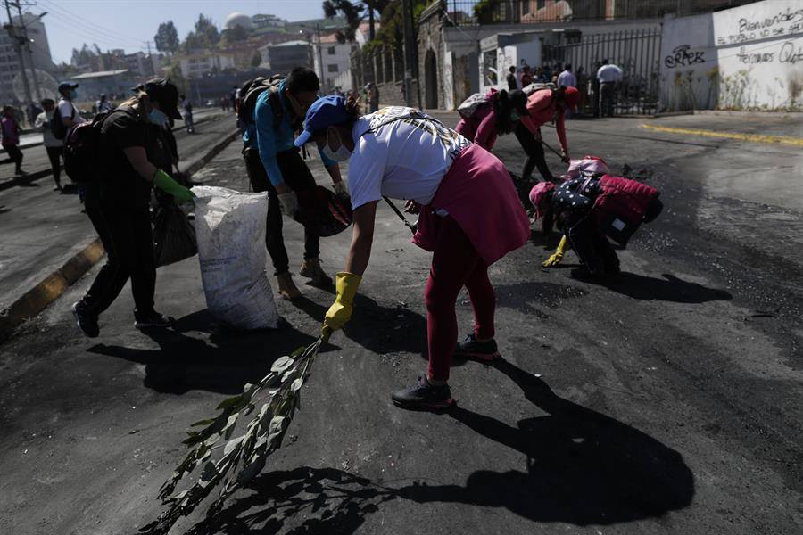 Comienza la limpieza de escombros en Quito tras el acuerdo entre Gobierno e indígenas