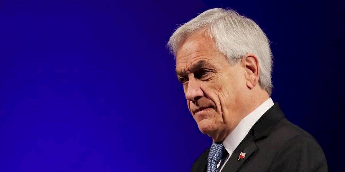 Piñera cede ante la presión y suspende alza de pasaje, comprometiendo una mesa de diálogo