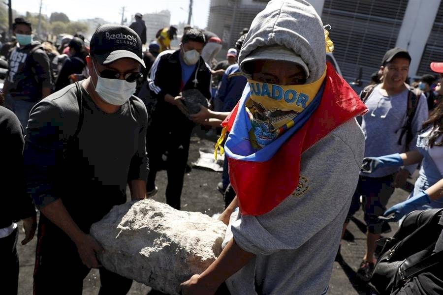 Comienza la limpieza de escombros en Quito tras el acuerdo entre Gobierno e indígenas