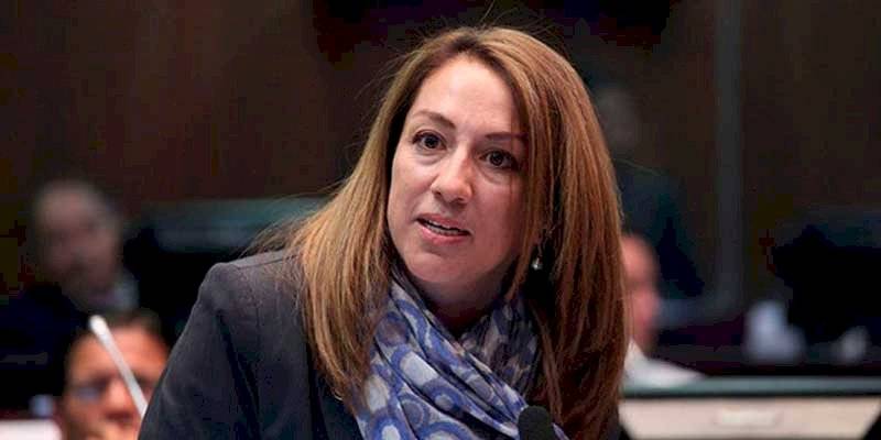 Soledad Buendía está en la Embajada de México