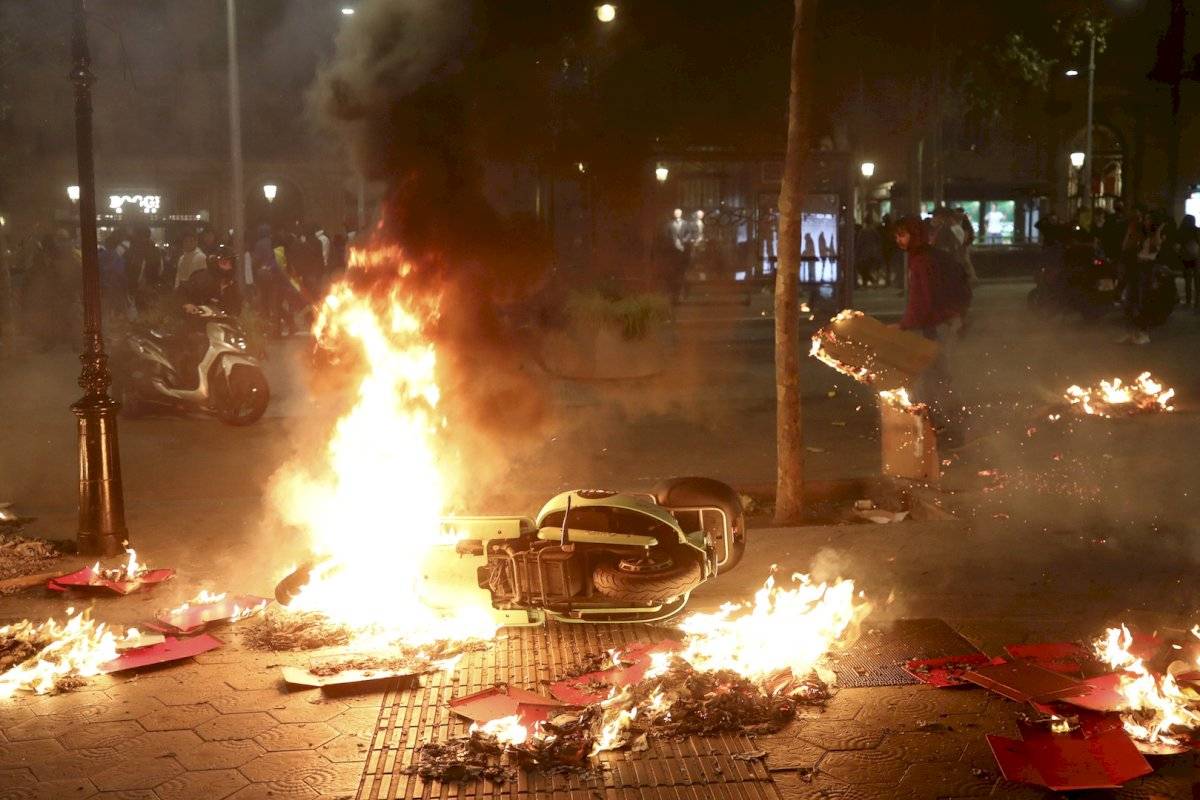 Cientos de personas bloquearon la Gran Vía de Barcelona para dirigirse al centro de la ciudad