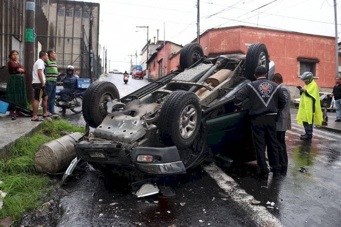Cuatro heridos tras volcar vehículo en zona 8
