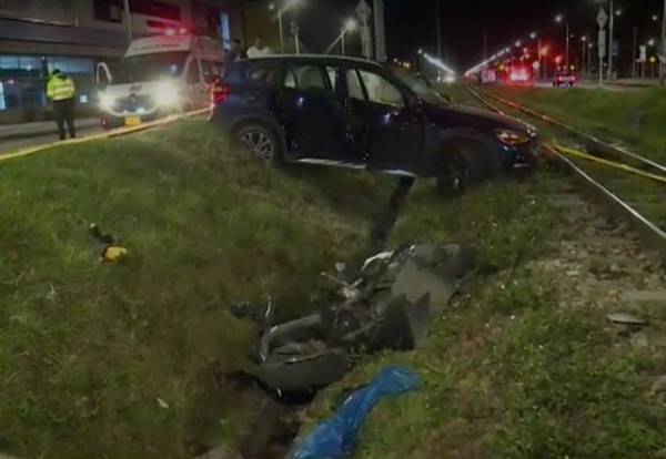 En grave accidente conductor arrolló a joven motociclista en el norte Bogotá