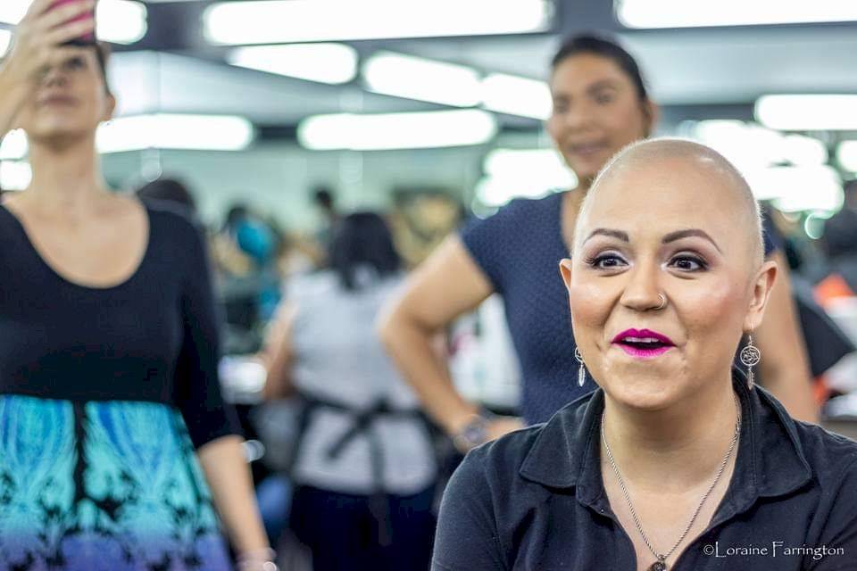 Mujeres maquilladas, cáncer de mama