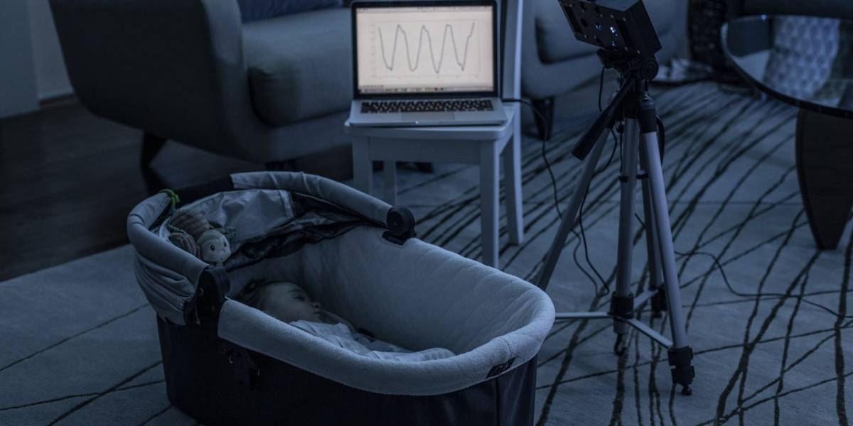 Crean aplicación para controlar la respiración de un bebé dormido con altavoces inteligentes