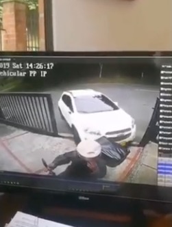 Mujer perdió el control de su carro atropelló a un motociclista