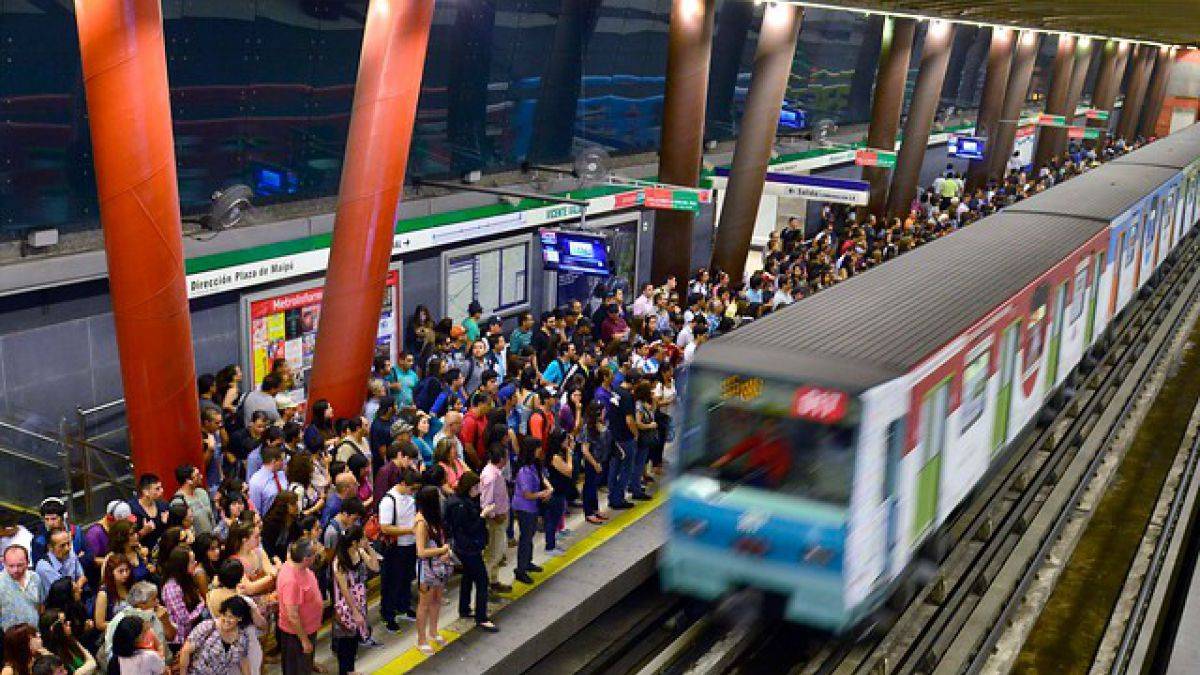 Federación de sindicatos de Metro de Santiago llama a paro mañana miércoles