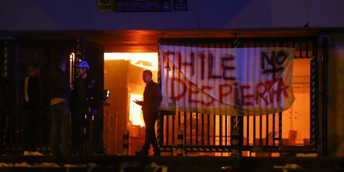 Estado de Emergencia en Santiago: 20 estaciones de Metro incendiadas y militares a la calle