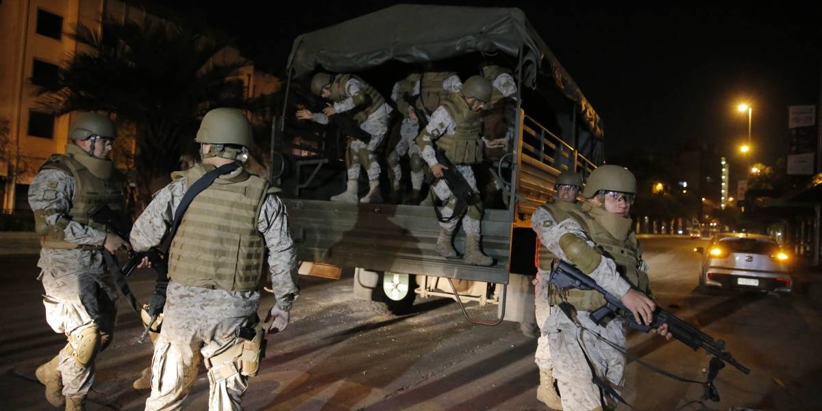 Militares en la calle: Redes sociales reaccionan a una noche de terror en Santiago
