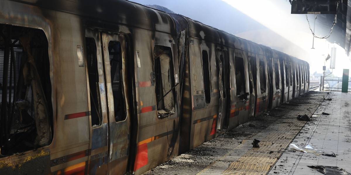 Matutino afirma que Gobierno rastrea acción de venezolanos en el Metro y Twitter y redes sociales estallan