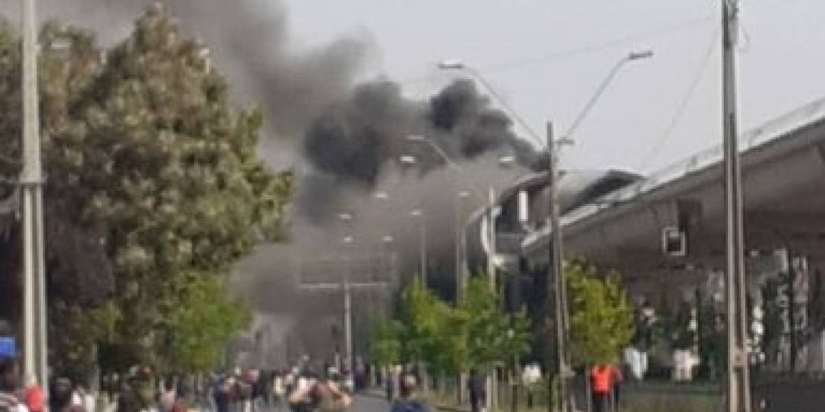 Elisa Correa vuelve a arder: se desata incendio en la estación de Metro de Puente Alto