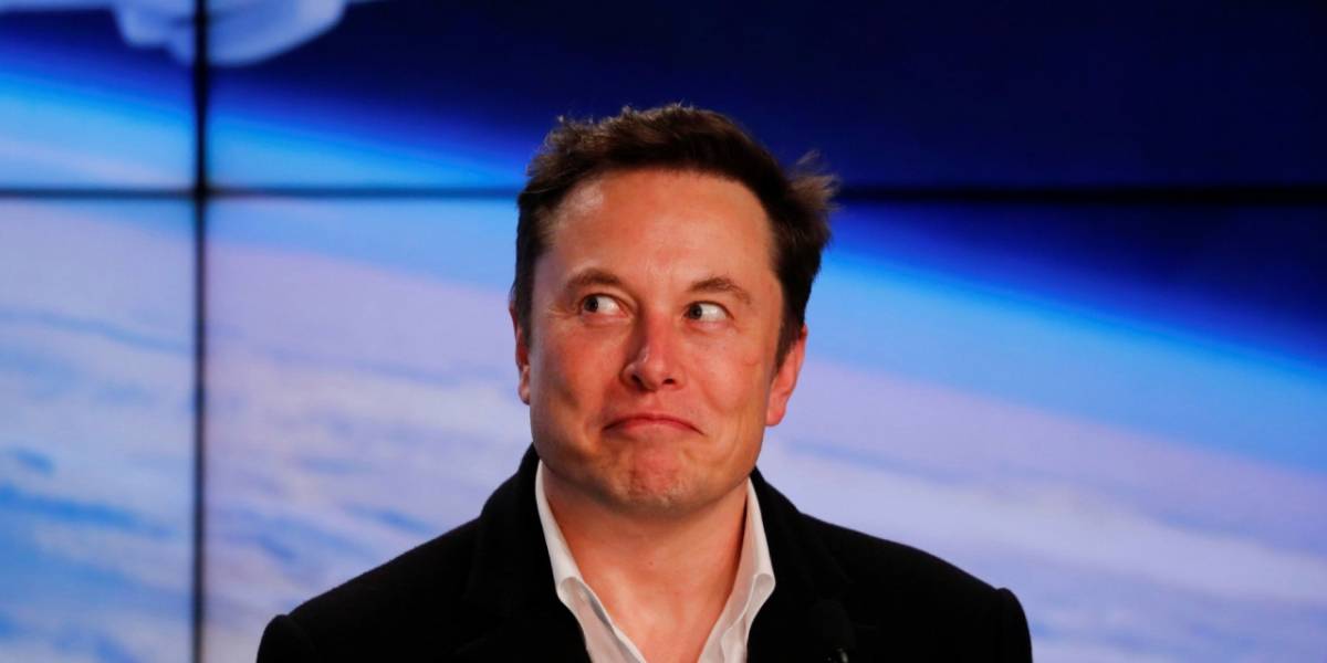 Elon Musk rompe sus celulares y los cambia con regularidad por seguridad
